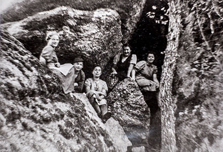 Junge Arbesbacherinnen verstecken sich in der Felshöhle des Hauses K. in Kamp vor den Russen, Sommer 1945, Sammlung Leopold Kropfreiter, © Franz Kitzler